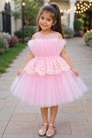 Vestido de encaje rosa con lazo para ocasión especial