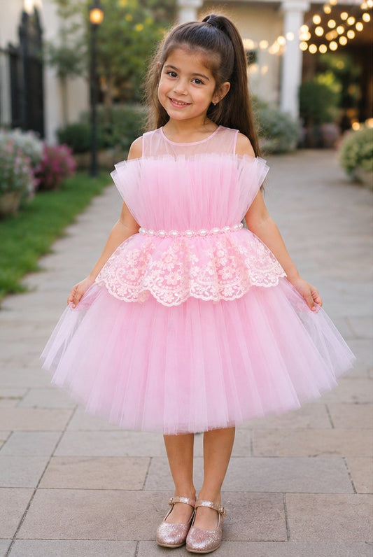 Vestido de encaje rosa con lazo para ocasión especial